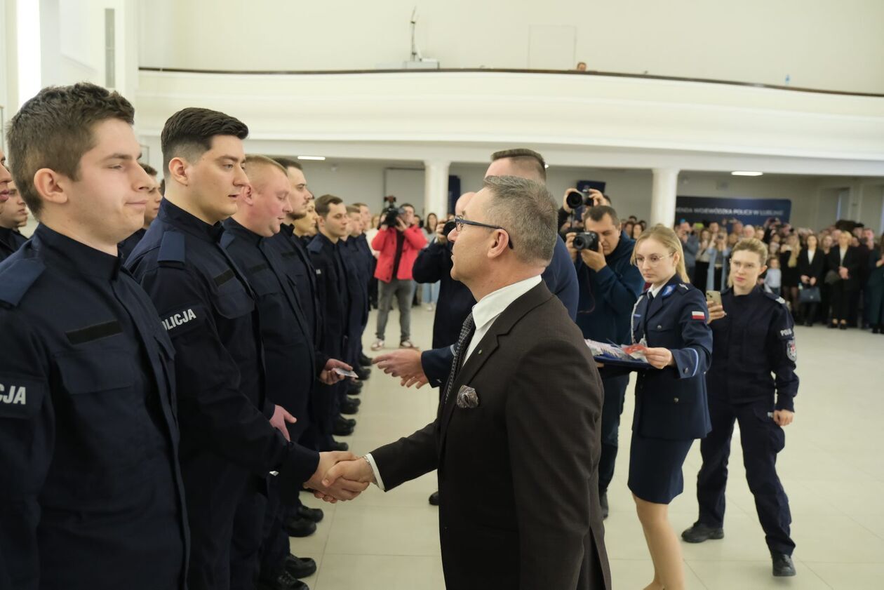  Ślubowanie nowych funkcjonariuszy policji (zdjęcie 30) - Autor: DW