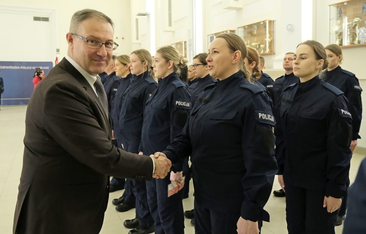  Ślubowanie nowych funkcjonariuszy policji (zdjęcie 42) - Autor: DW