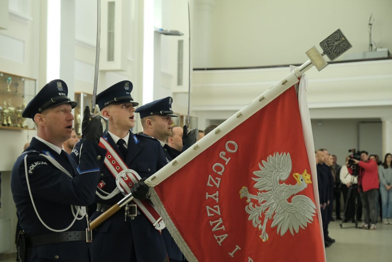  Ślubowanie nowych funkcjonariuszy policji (zdjęcie 13) - Autor: DW