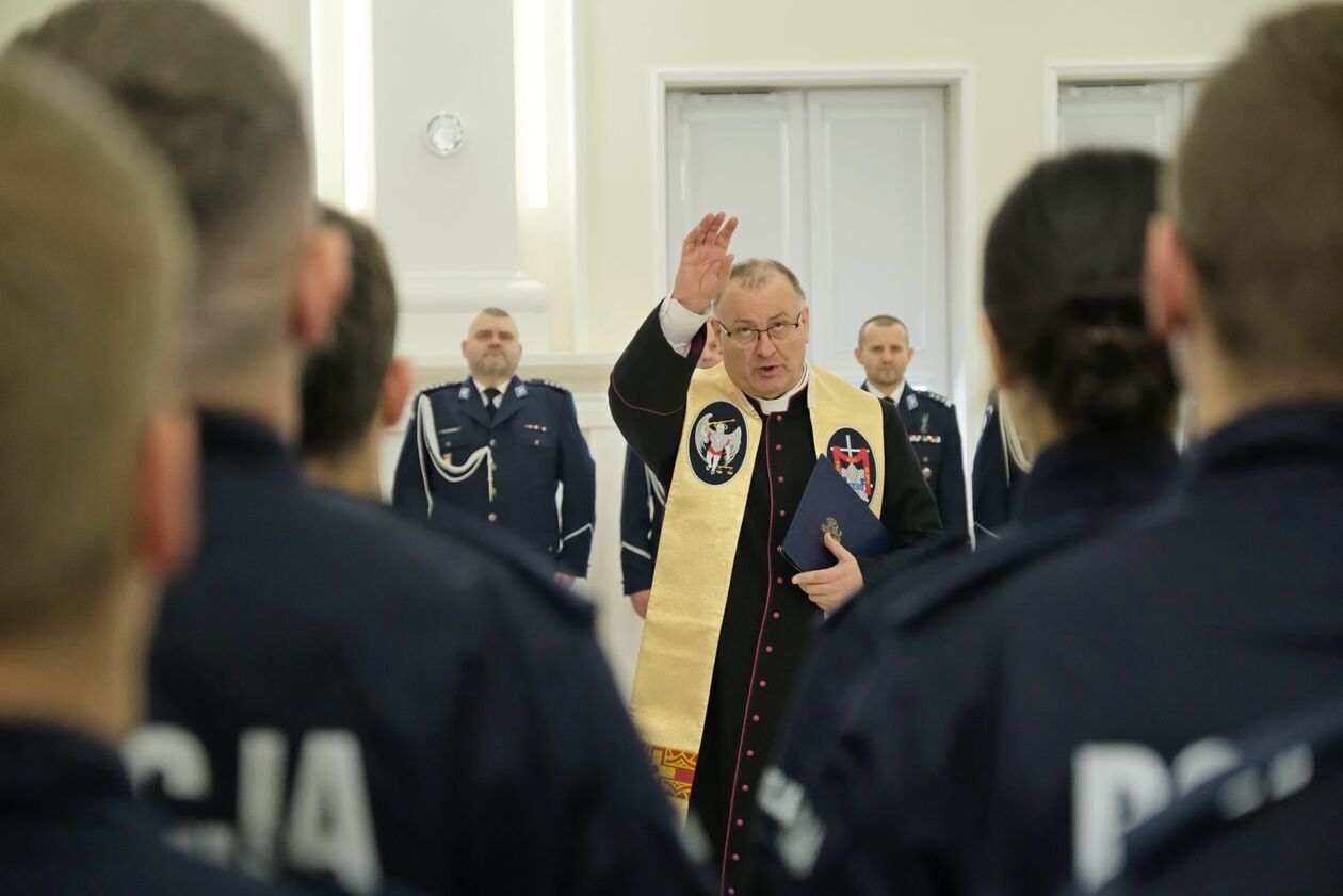  Ślubowanie nowych funkcjonariuszy policji (zdjęcie 28) - Autor: DW