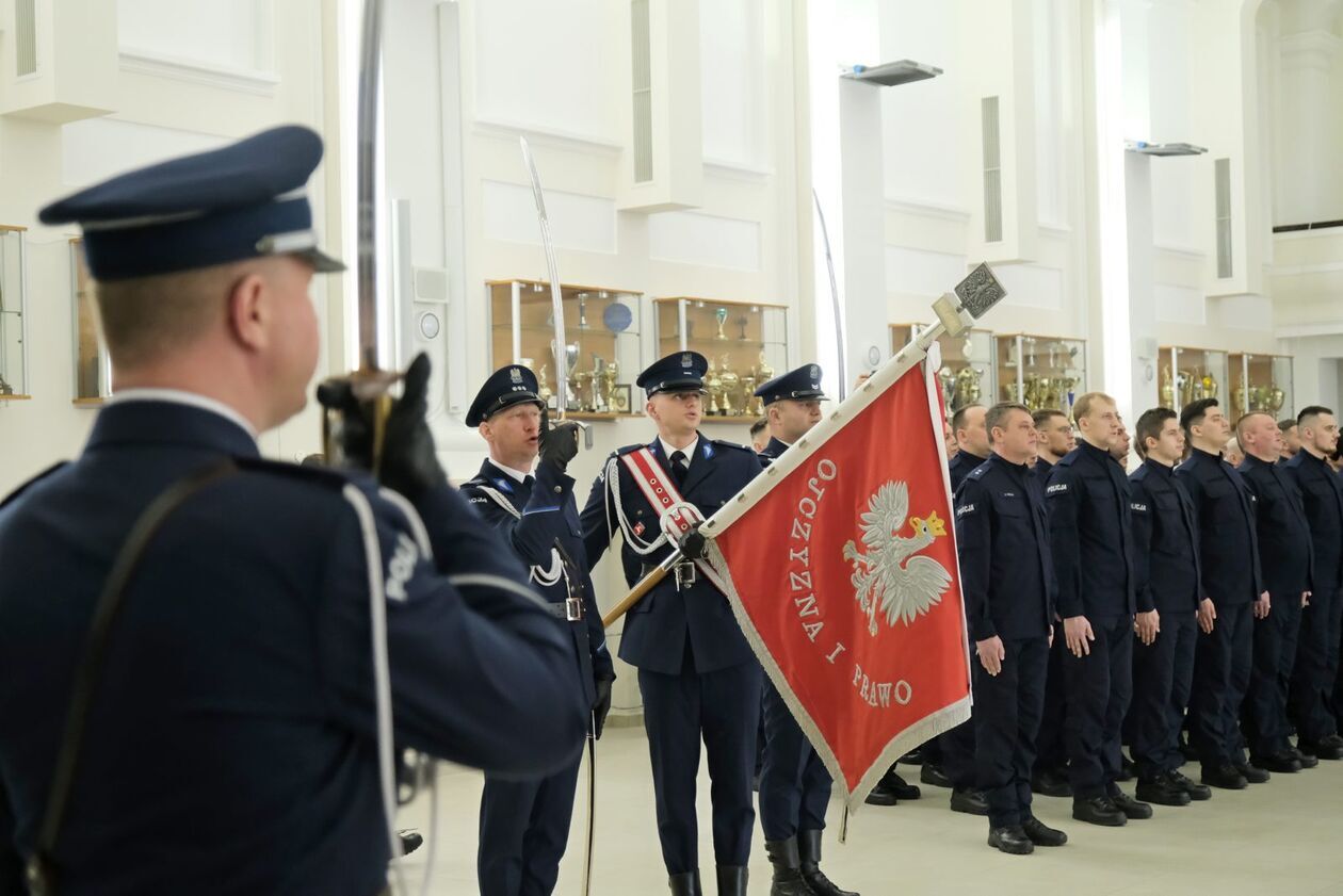  Ślubowanie nowych funkcjonariuszy policji (zdjęcie 17) - Autor: DW