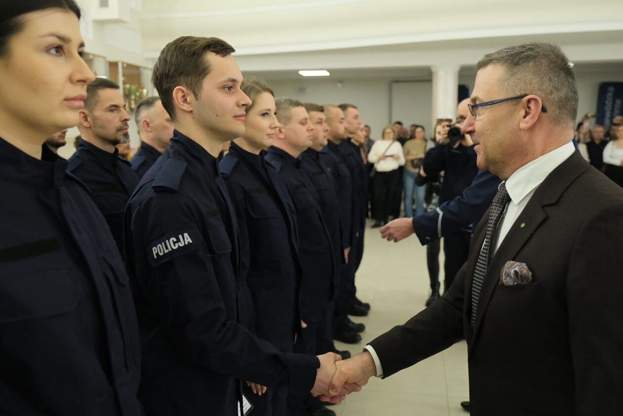  Ślubowanie nowych funkcjonariuszy policji (zdjęcie 33) - Autor: DW