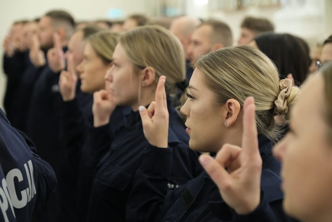  Ślubowanie nowych funkcjonariuszy policji (zdjęcie 25) - Autor: DW