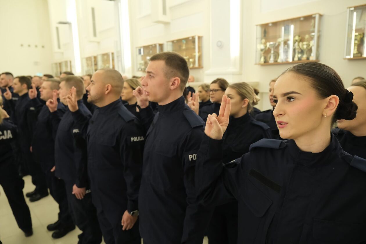  Ślubowanie nowych funkcjonariuszy policji (zdjęcie 23) - Autor: DW