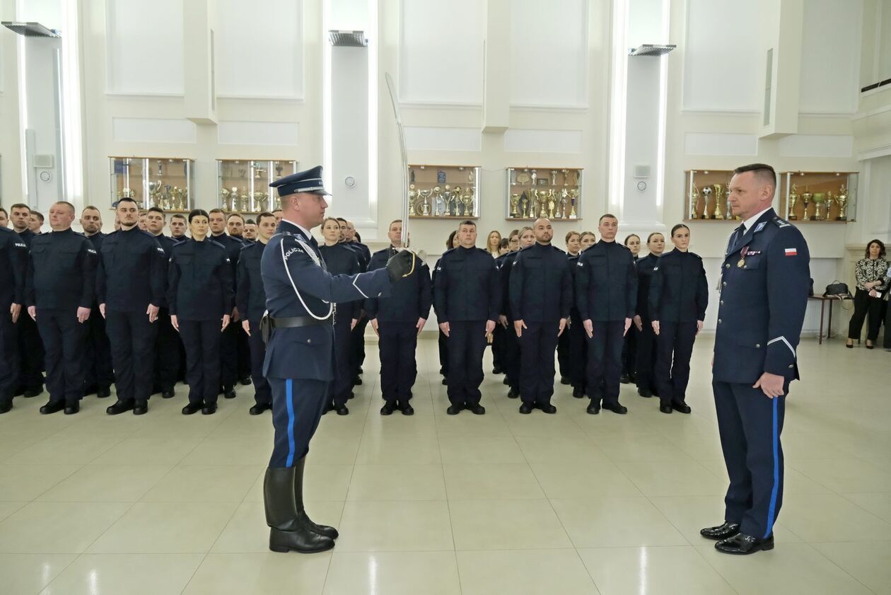  Ślubowanie nowych funkcjonariuszy policji (zdjęcie 8) - Autor: DW