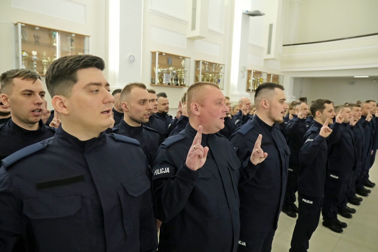  Ślubowanie nowych funkcjonariuszy policji (zdjęcie 19) - Autor: DW