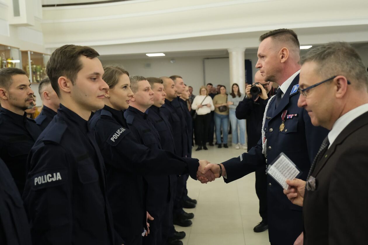  Ślubowanie nowych funkcjonariuszy policji (zdjęcie 32) - Autor: DW