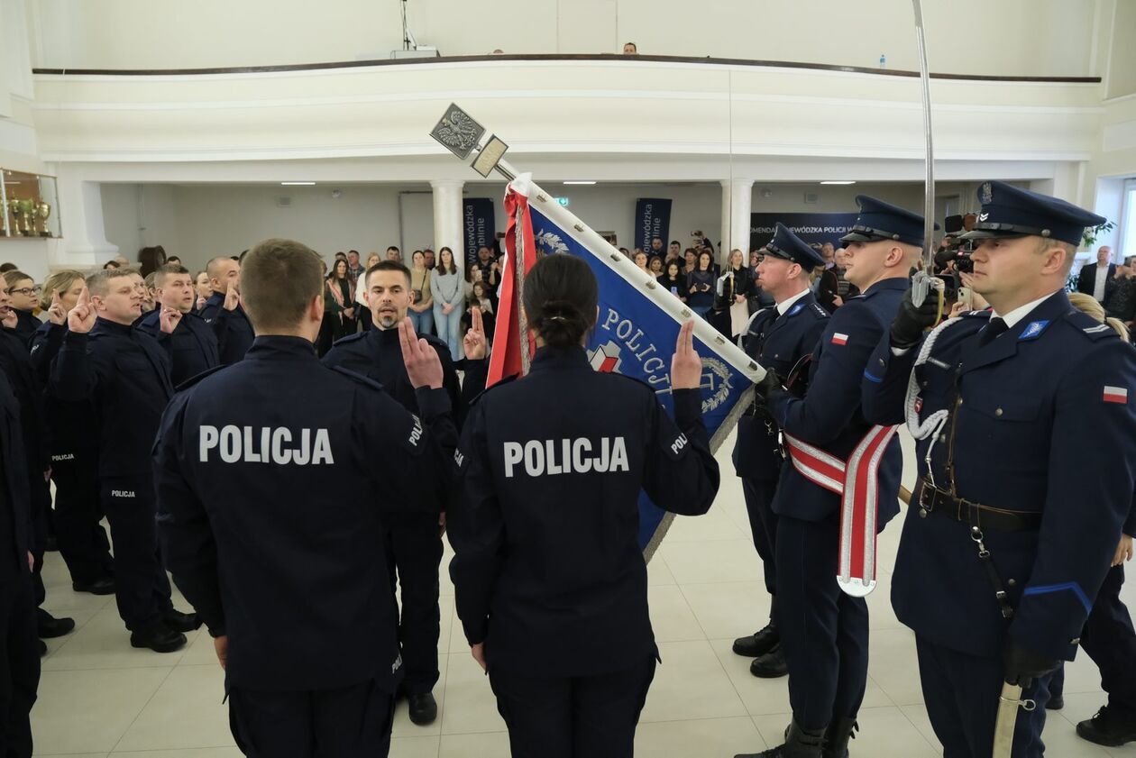  Ślubowanie nowych funkcjonariuszy policji (zdjęcie 18) - Autor: DW