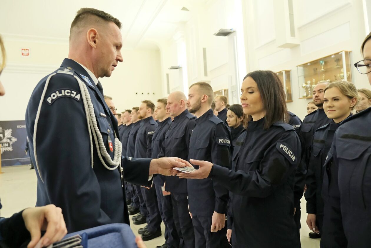  Ślubowanie nowych funkcjonariuszy policji (zdjęcie 48) - Autor: DW