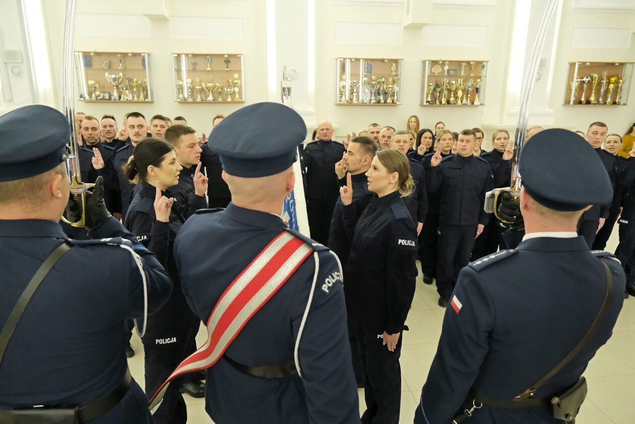  Ślubowanie nowych funkcjonariuszy policji (zdjęcie 21) - Autor: DW