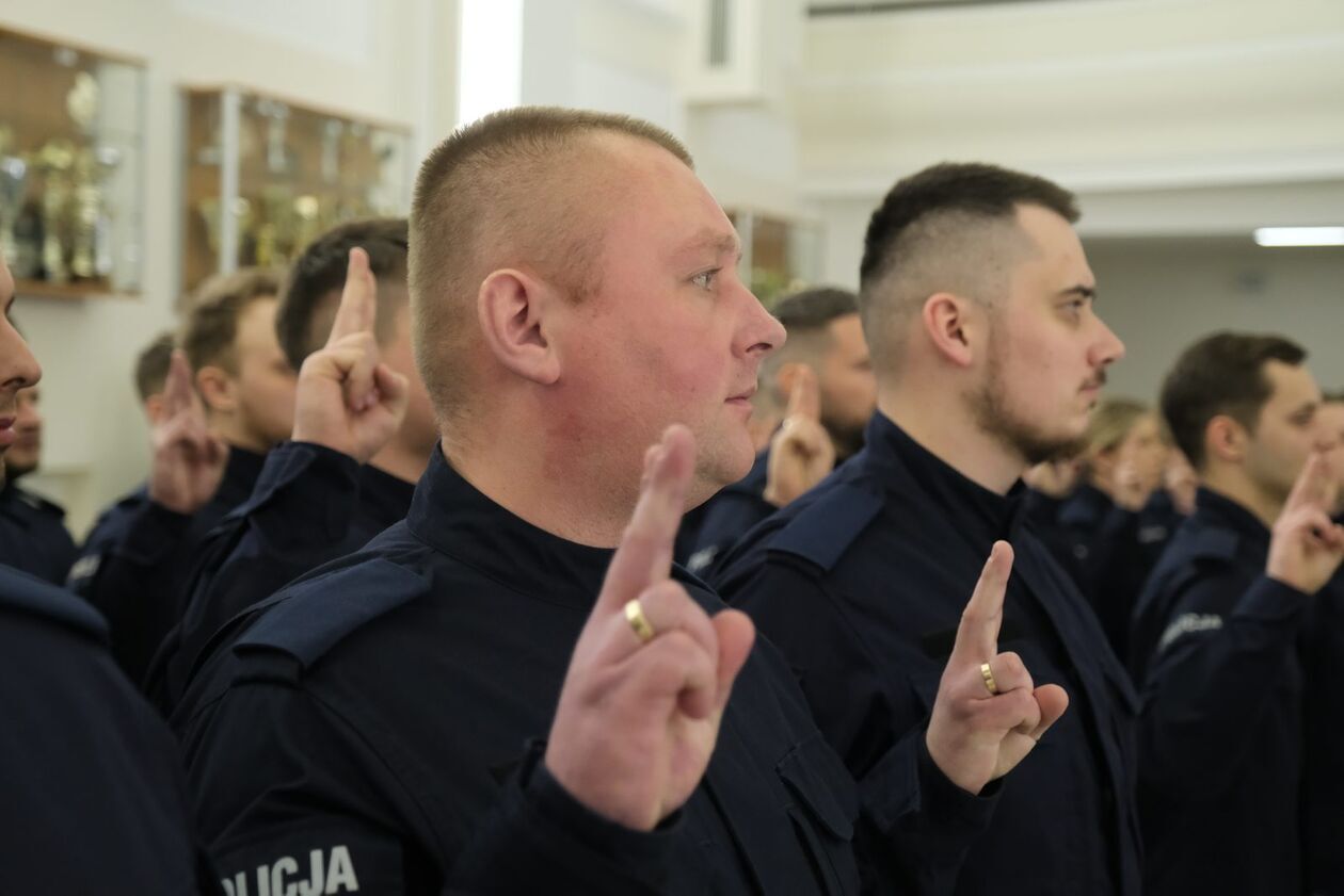  Ślubowanie nowych funkcjonariuszy policji (zdjęcie 20) - Autor: DW