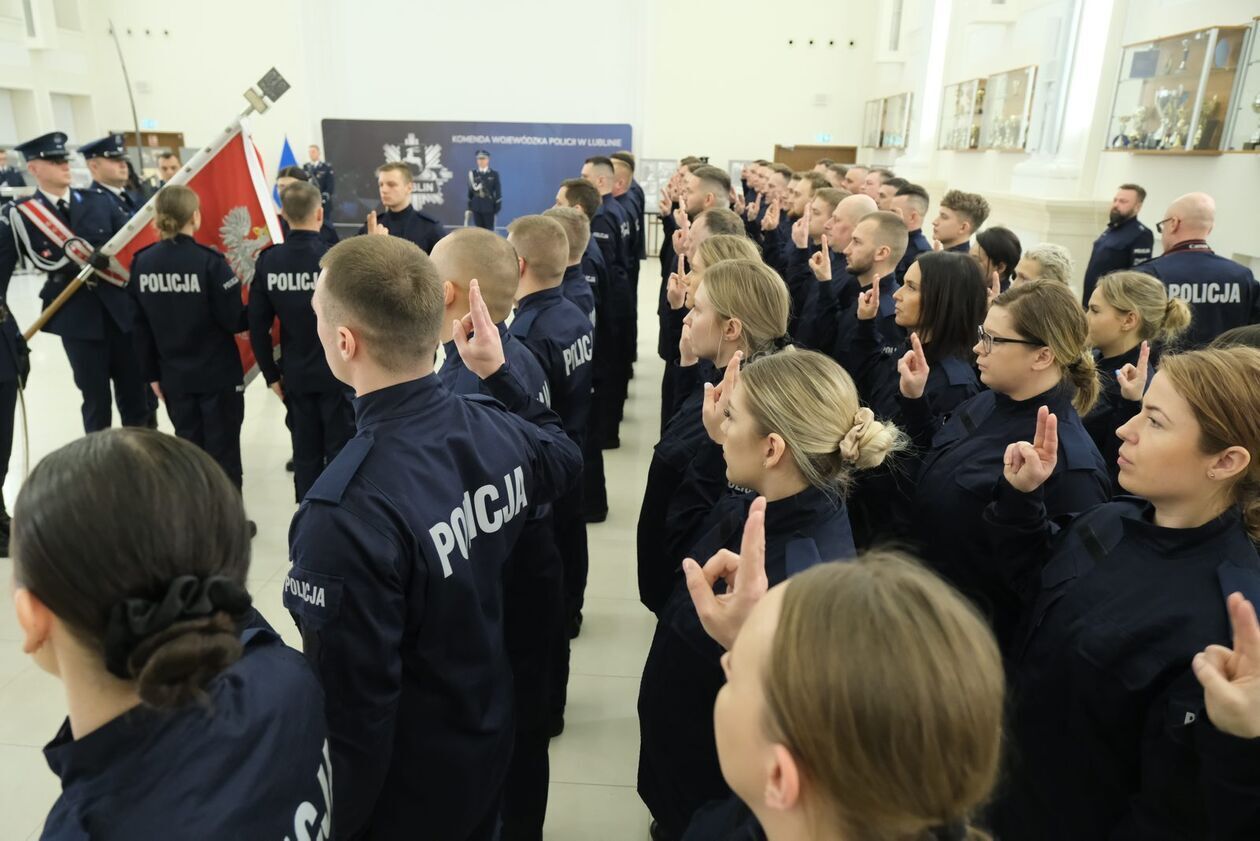  Ślubowanie nowych funkcjonariuszy policji (zdjęcie 1) - Autor: DW