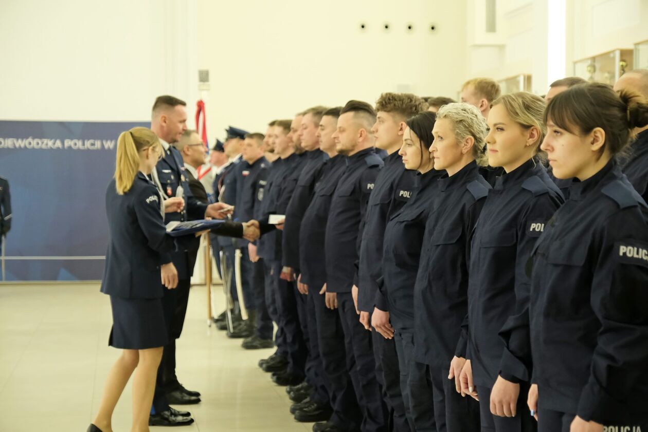  Ślubowanie nowych funkcjonariuszy policji (zdjęcie 50) - Autor: DW