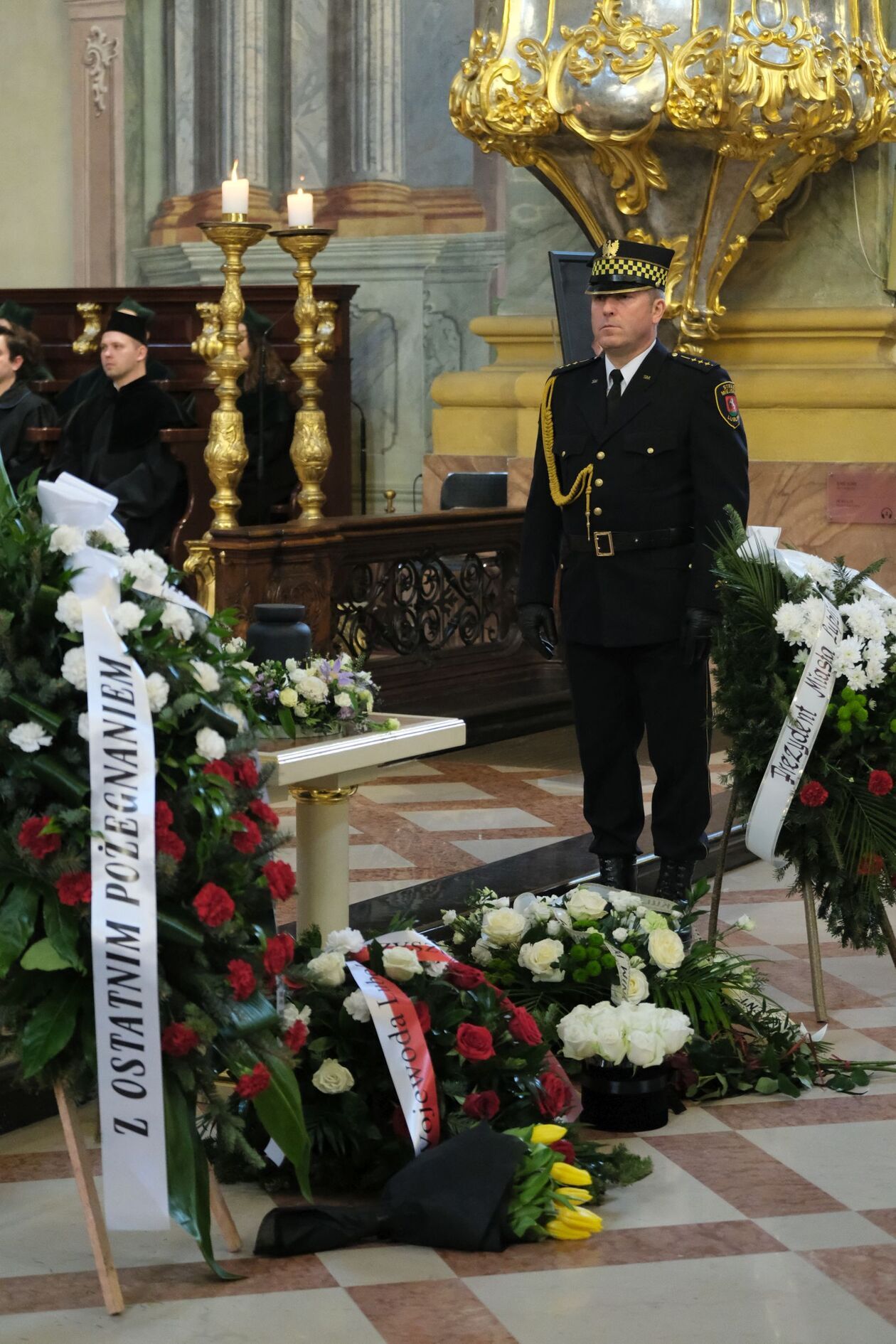  Msza żałobna za  prof. Leszka Mądzika (zdjęcie 5) - Autor: DW