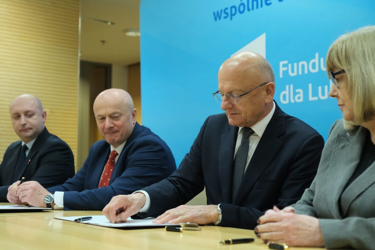  Umowy dofinasowane przez UE na niskoemisyjny transport miejski podpisane (zdjęcie 19) - Autor: DW