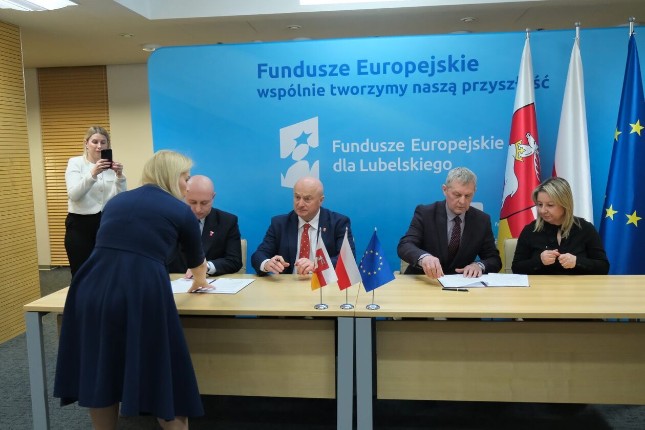  Umowy dofinasowane przez UE na niskoemisyjny transport miejski podpisane (zdjęcie 23) - Autor: DW