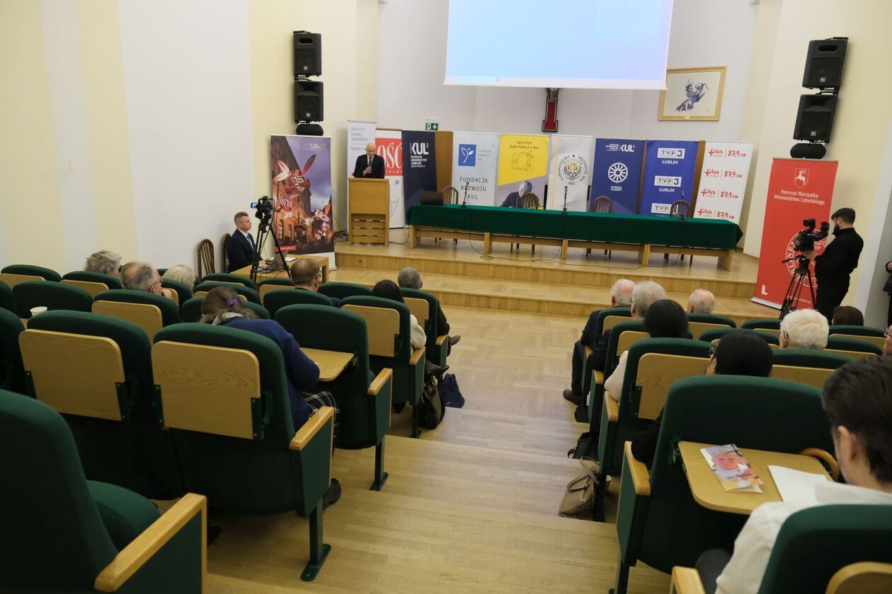 Sesja na KUL w 20 rocznicę śmierci papieża Jana Pawła II (zdjęcie 8) - Autor: DW