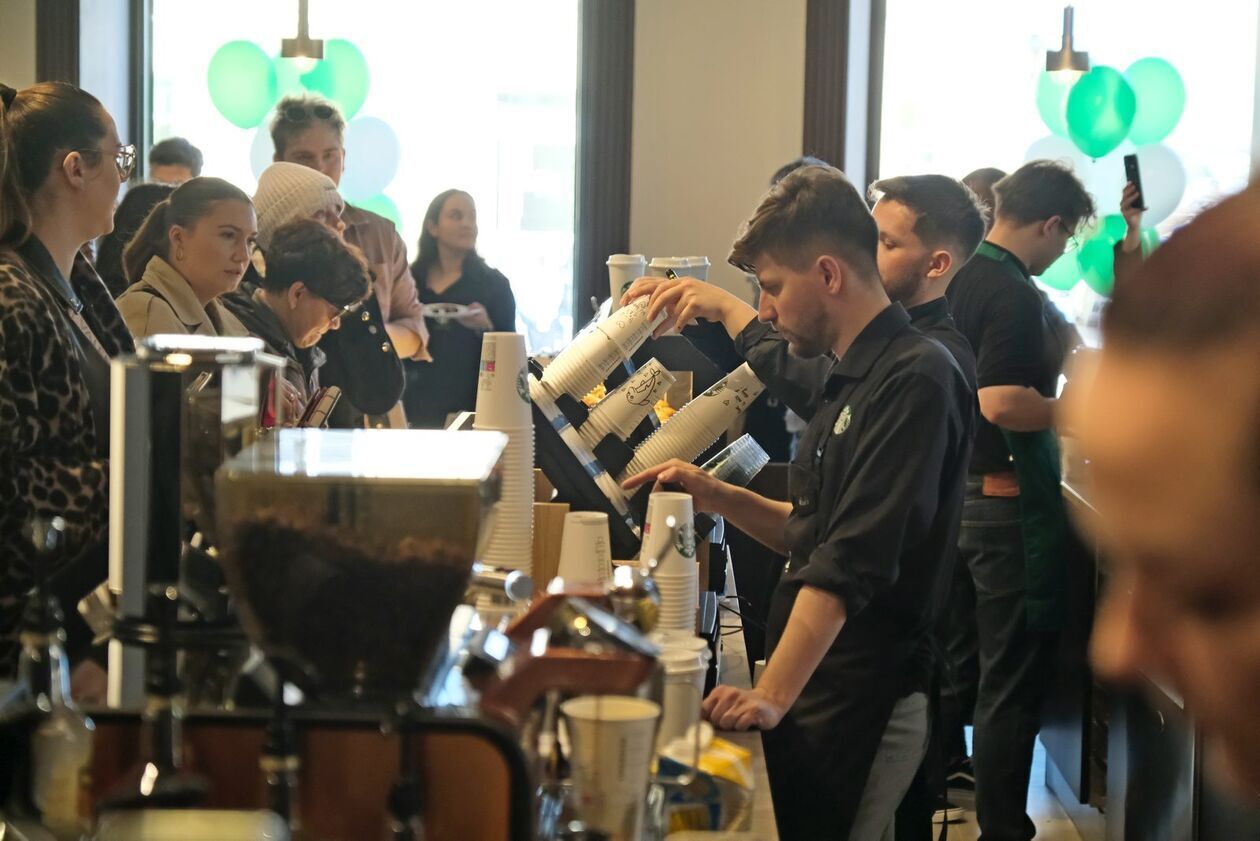  Pierwszy na Lubelszczyźnie Starbucks otwarty (zdjęcie 13) - Autor: DW
