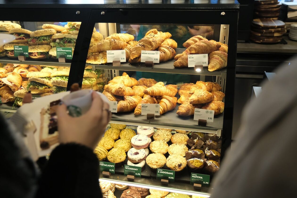  Pierwszy na Lubelszczyźnie Starbucks otwarty (zdjęcie 17) - Autor: DW