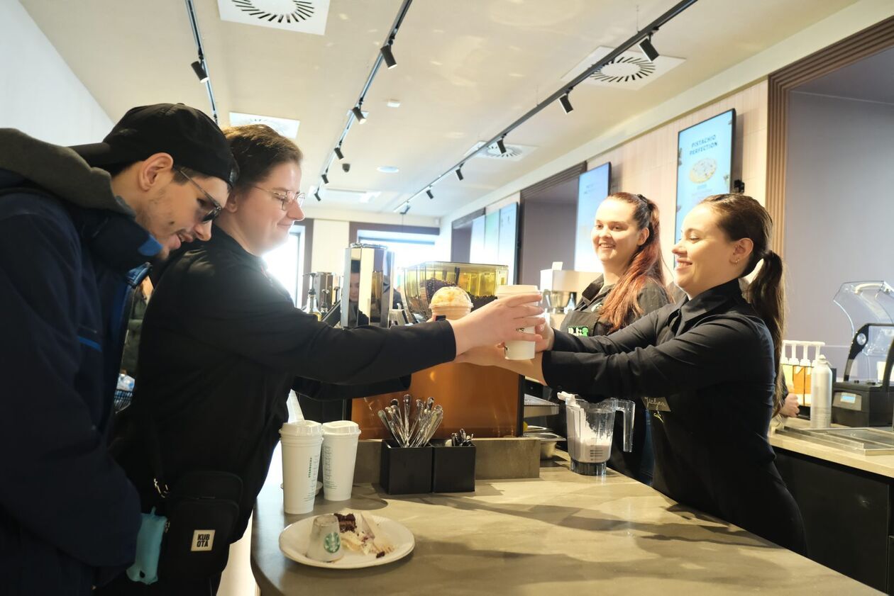  Pierwszy na Lubelszczyźnie Starbucks otwarty (zdjęcie 11) - Autor: DW