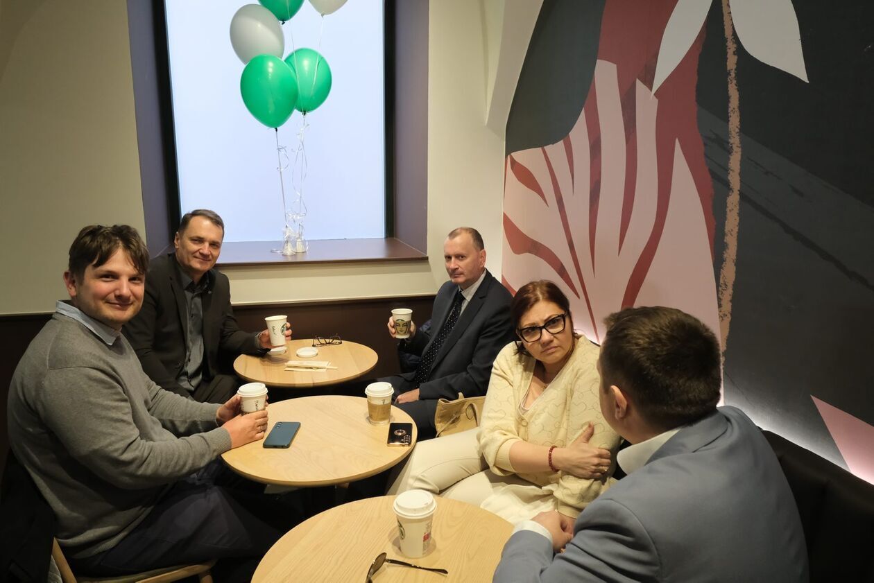  Pierwszy na Lubelszczyźnie Starbucks otwarty (zdjęcie 8) - Autor: DW