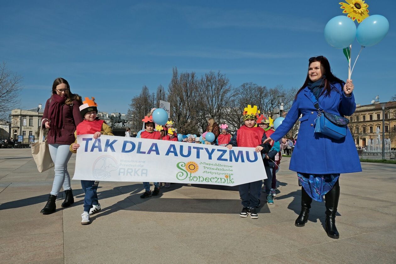  Lubelskie obchody Światowego Dnia Świadomości Autyzmu rozpoczął niebieski spacer (zdjęcie 2) - Autor: DW