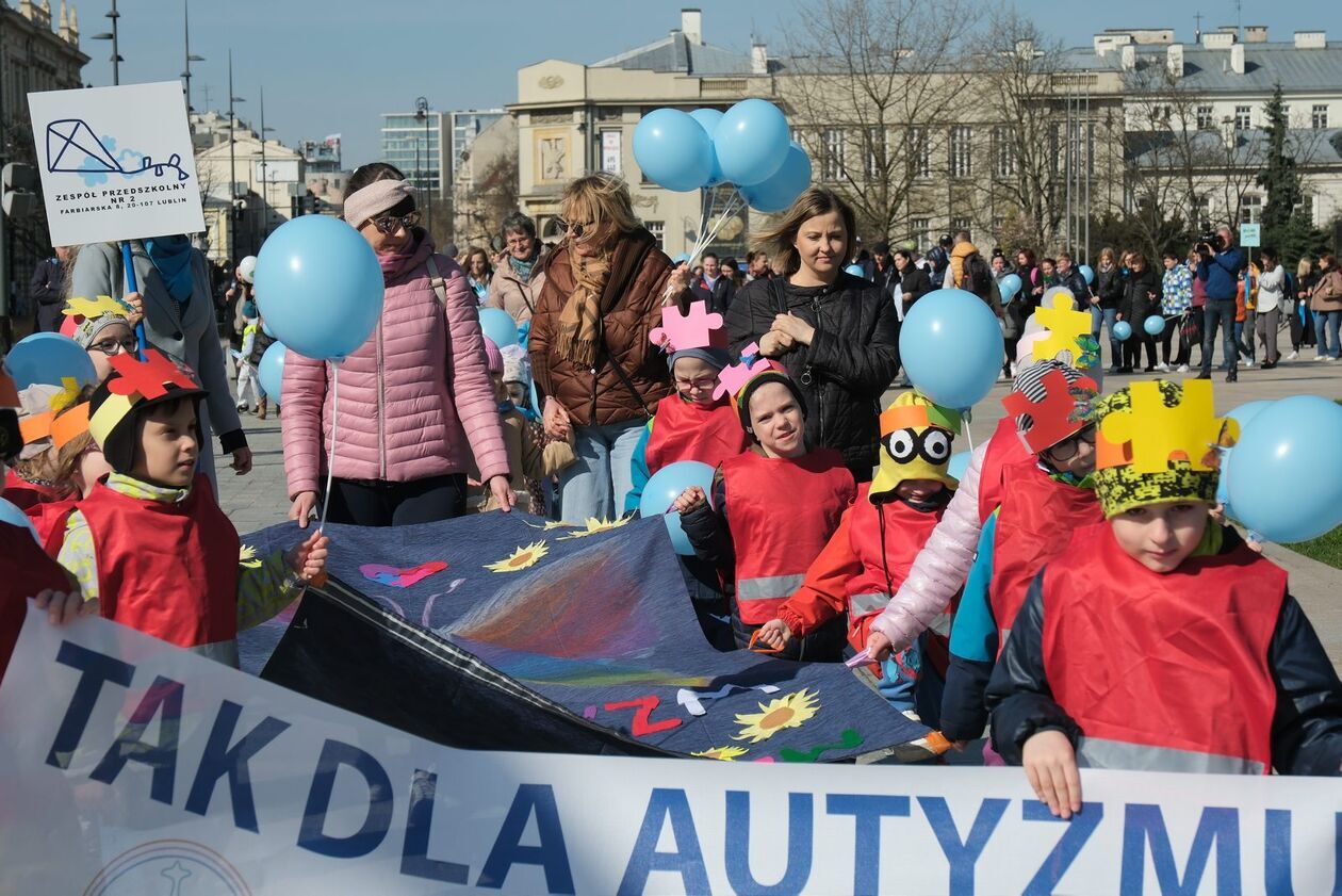  Lubelskie obchody Światowego Dnia Świadomości Autyzmu rozpoczął niebieski spacer (zdjęcie 6) - Autor: DW