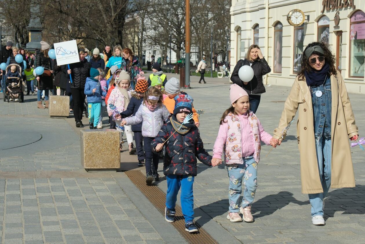  Lubelskie obchody Światowego Dnia Świadomości Autyzmu rozpoczął niebieski spacer  - Autor: DW