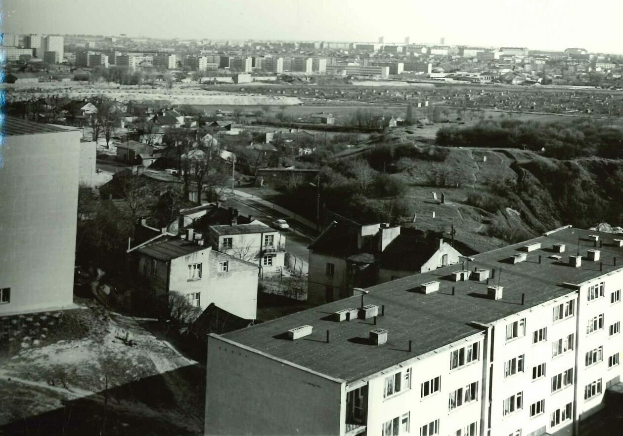  <p>Widok na Grodzisko (kirkut), Białkowską G&oacute;rę, Tatary i Bronowice.</p>