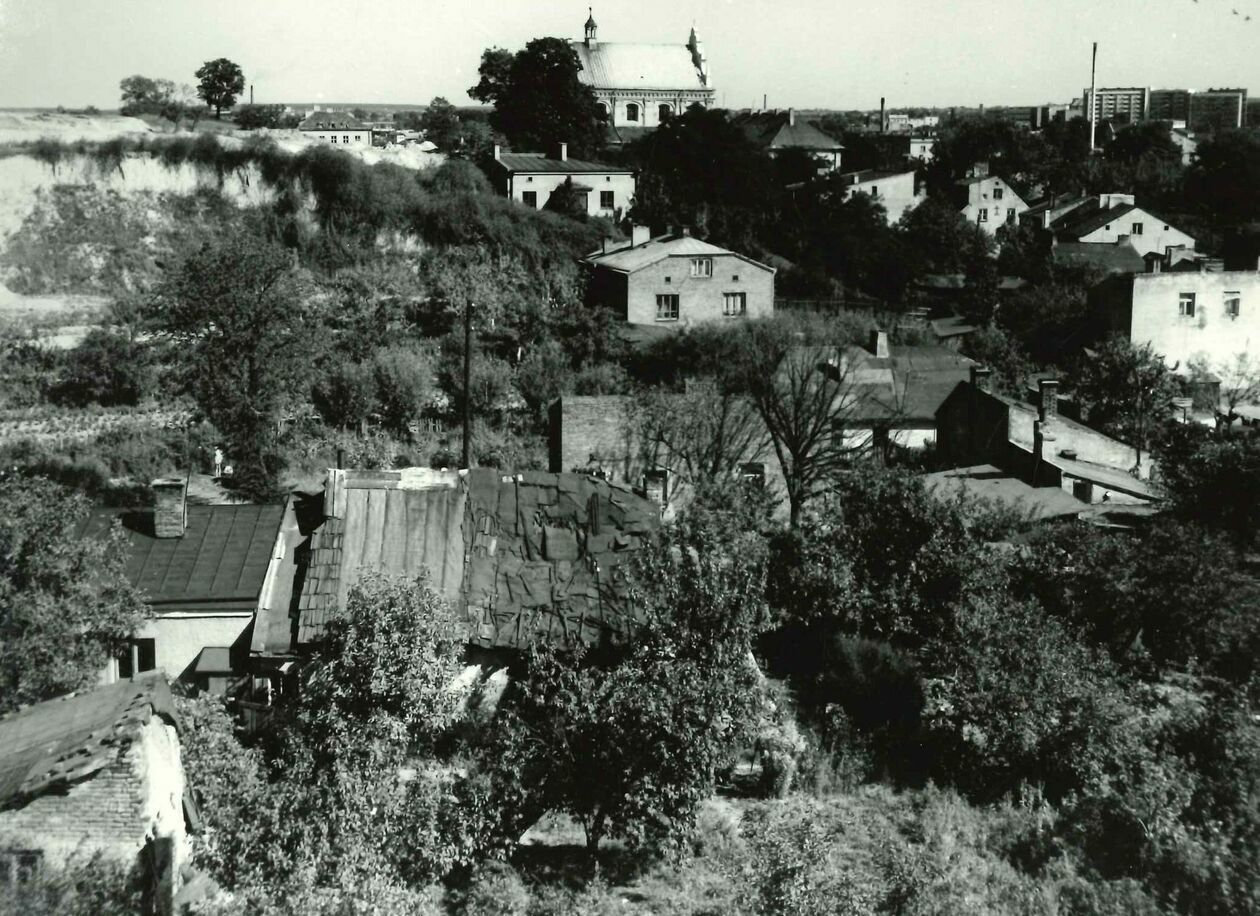  <p>Ulica Sierakowszczyzna (obecnie ul. Krzemieniecka) - widok od strony zachodniej.</p>