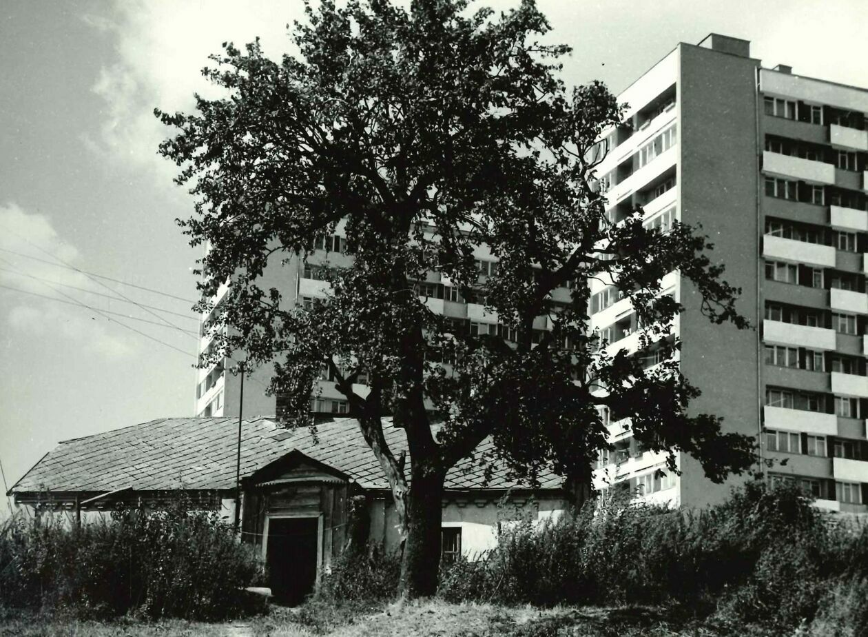  <p>Sierakowszczyzna. Jeden z nieistniejących dom&oacute;w w części p&oacute;łnocno-zachodniej, w wąwozie pomiędzy osiedlami.</p>