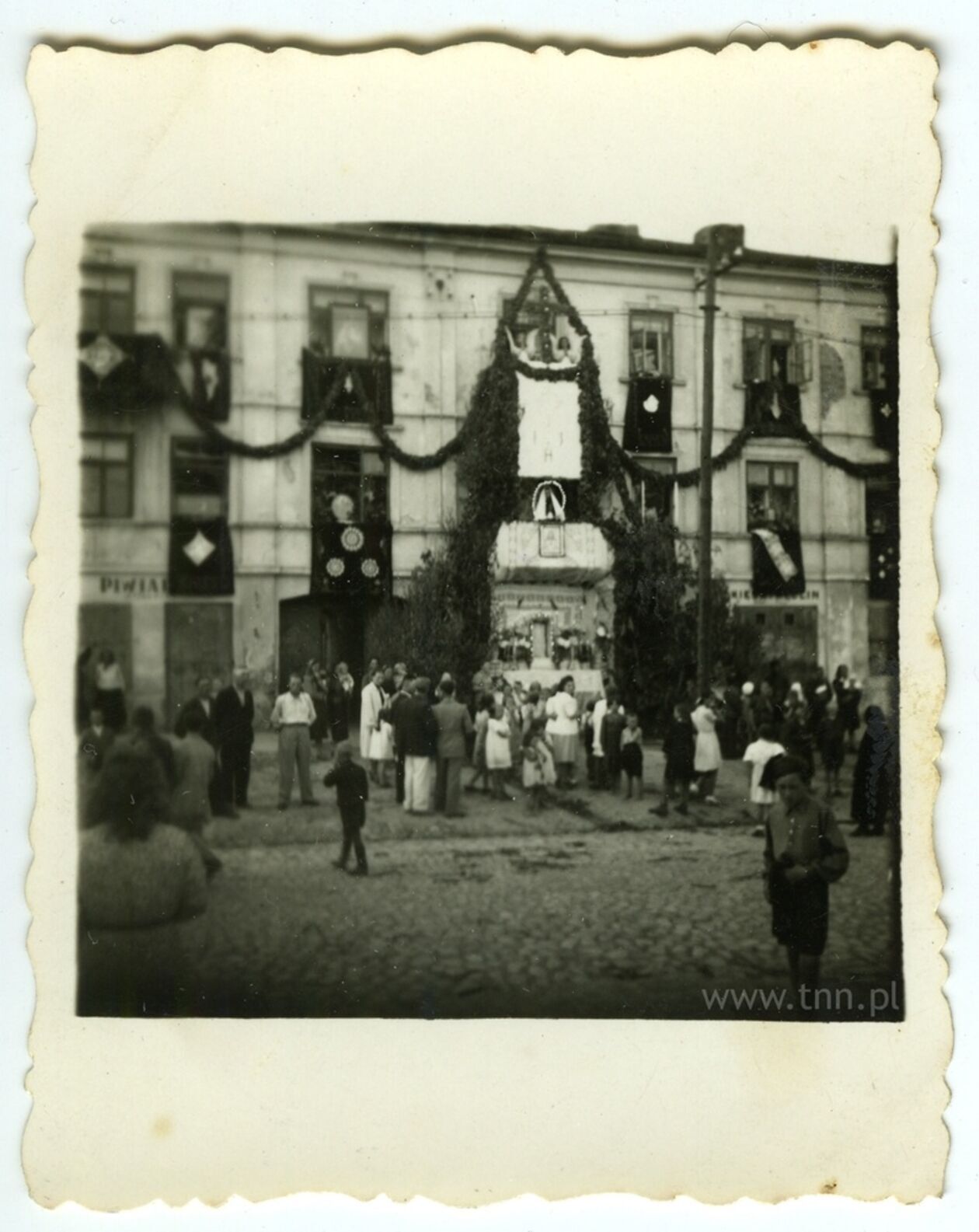  <p>Kamienica przy ulicy Kalinowszczyzna 58 w Lublinie podczas uroczystości Bożego Ciała.</p>