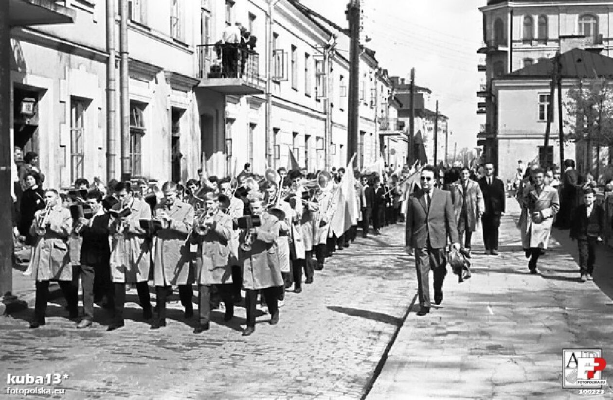  <p>Ulica Żeromskiego przy Rynku Wodnym - orkiestra Technikum Mechaniczno-Elektrycznego w Zamościu w pochodzie 1 Majowym. w roku 1963.</p>
