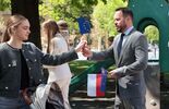 21 rocznica wejścia do Unii. Z tej okazji Wojewoda Lubelski rozdawał flagi mieszkańcom. (zdjęcie 5)