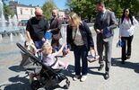 21 rocznica wejścia do Unii. Z tej okazji Wojewoda Lubelski rozdawał flagi mieszkańcom. (zdjęcie 2)