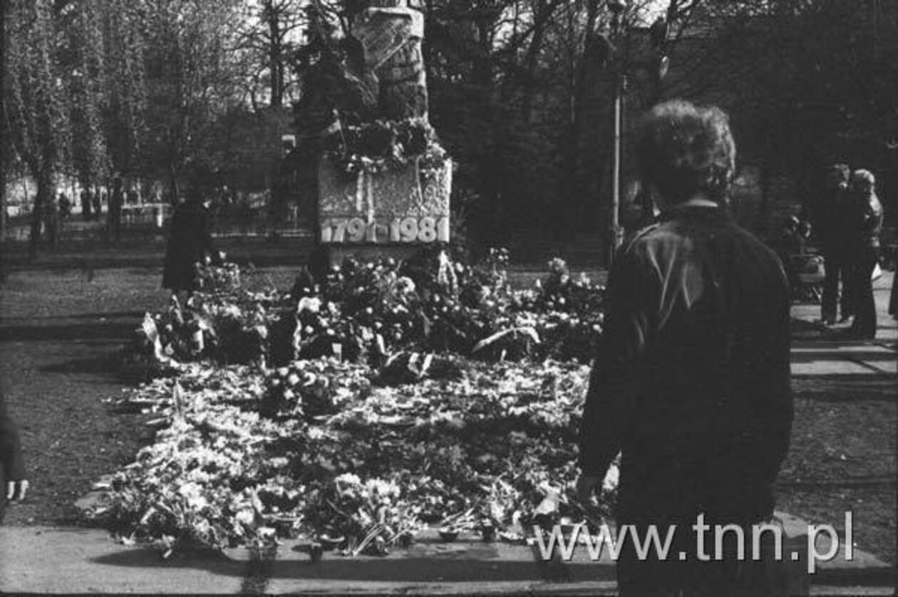  <p>3 Maja 1982 roku pod pomnikiem Konstytucji 3 Maja na Placu Litewskim2. Fot. Piotr Choma.</p>