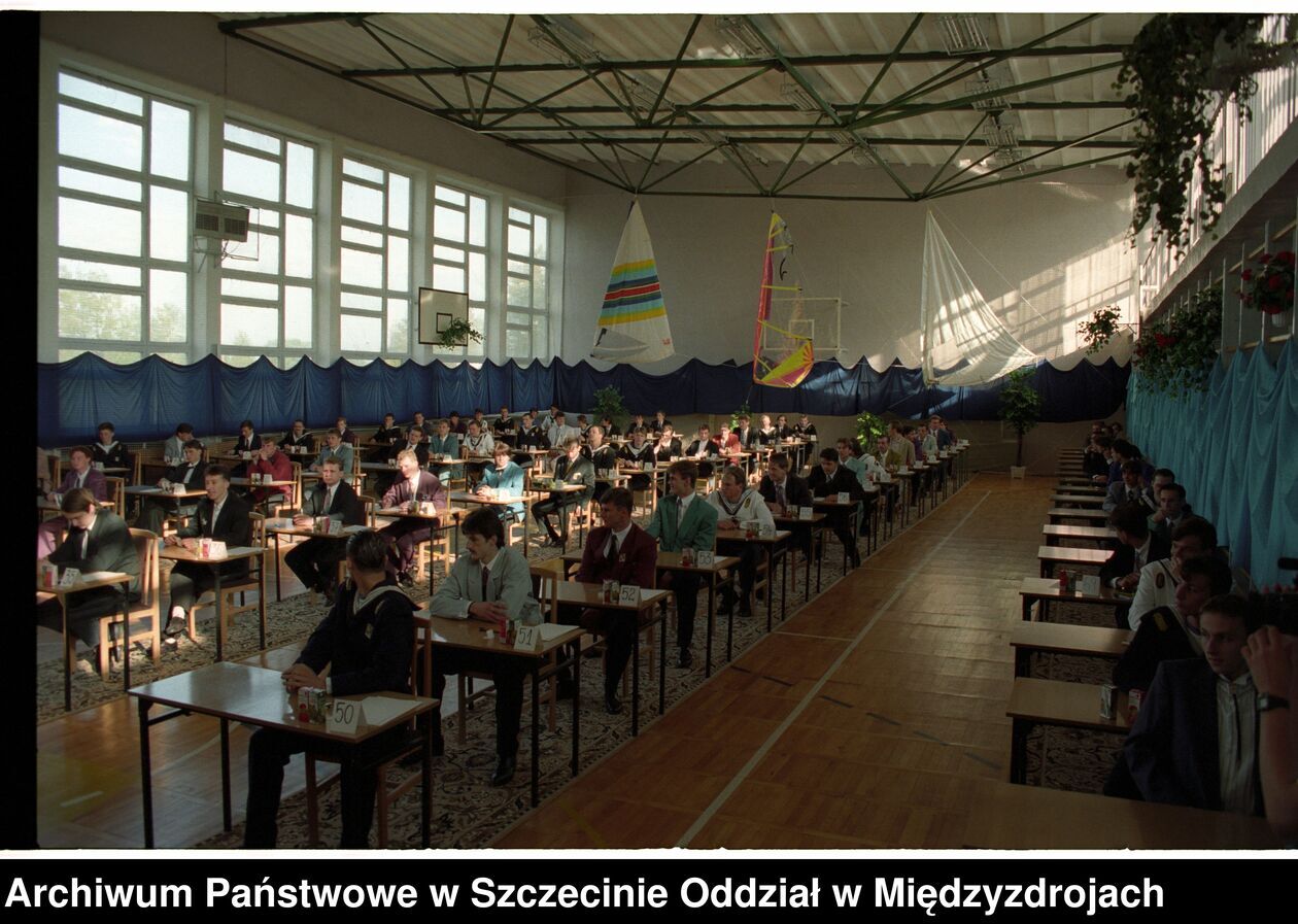  <p>Matura 1994 r. Maturzyści na sali egzaminacyjnej.</p>