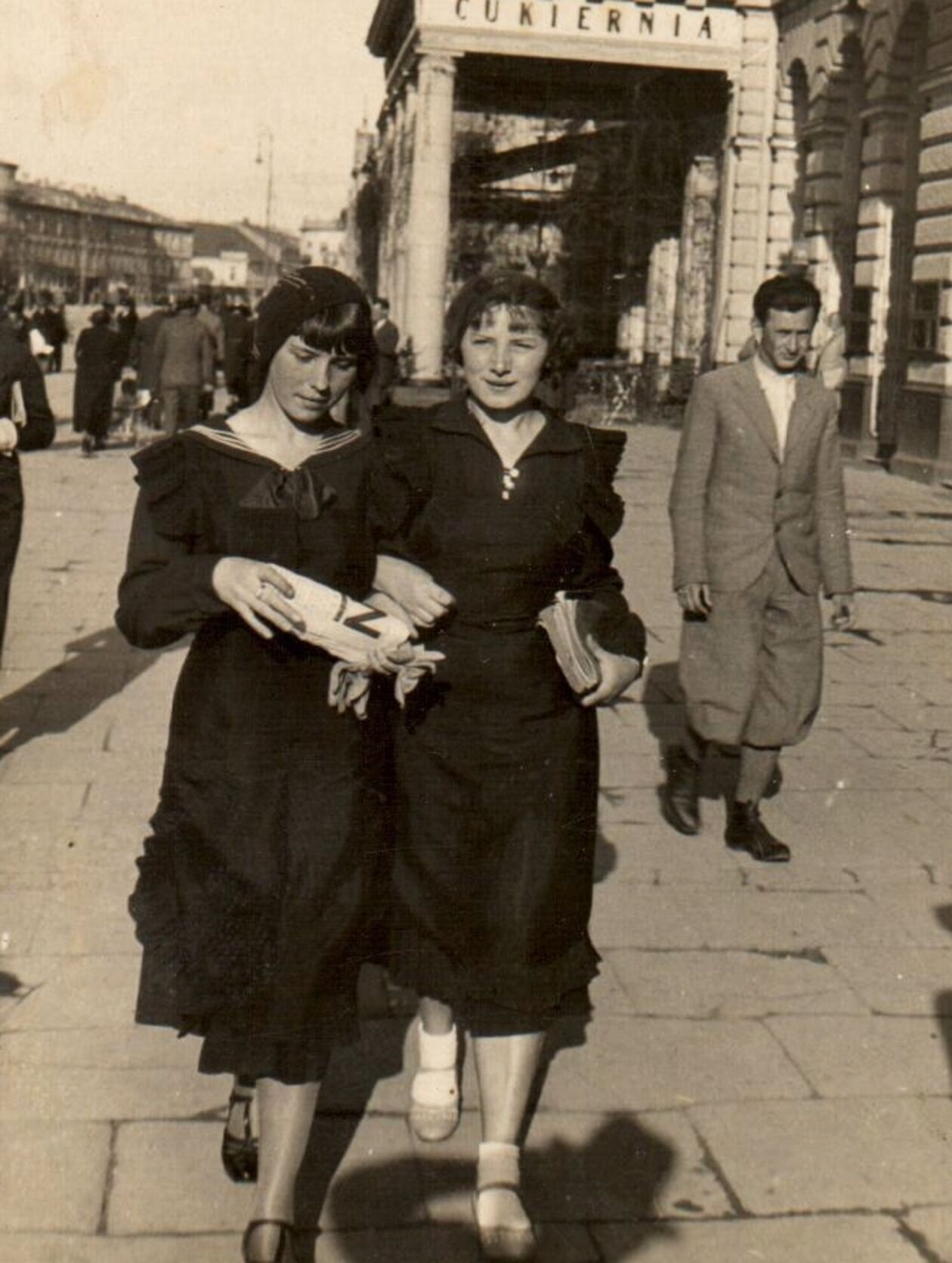  <p>Jadwiga Gierczak z koleżanką po pisemnej maturze. Lata trzydzieste, Lublin.</p>