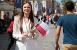Święto flagi. Samorządowcy i politycy wręczali mieszkańcom Biało Czerwoną. (zdjęcie 5)