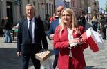 Święto flagi. Samorządowcy i politycy wręczali mieszkańcom Biało Czerwoną. (zdjęcie 2)