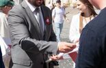 Święto flagi. Samorządowcy i politycy wręczali mieszkańcom Biało Czerwoną. (zdjęcie 4)