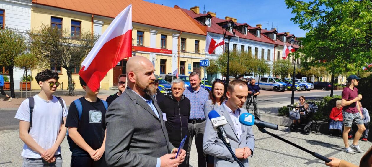  Sprawa flagi Ukrainy na bialskim ratuszu. Konferencja Nowej Nadziei i Jacka Dobrzyńskiego  (zdjęcie 7) - Autor: Ewelina Burda