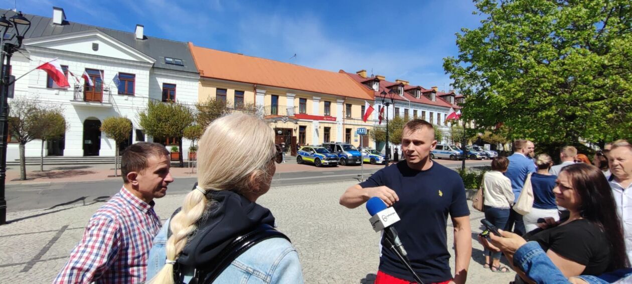 Sprawa flagi Ukrainy na bialskim ratuszu. Konferencja Nowej Nadziei i Jacka Dobrzyńskiego 