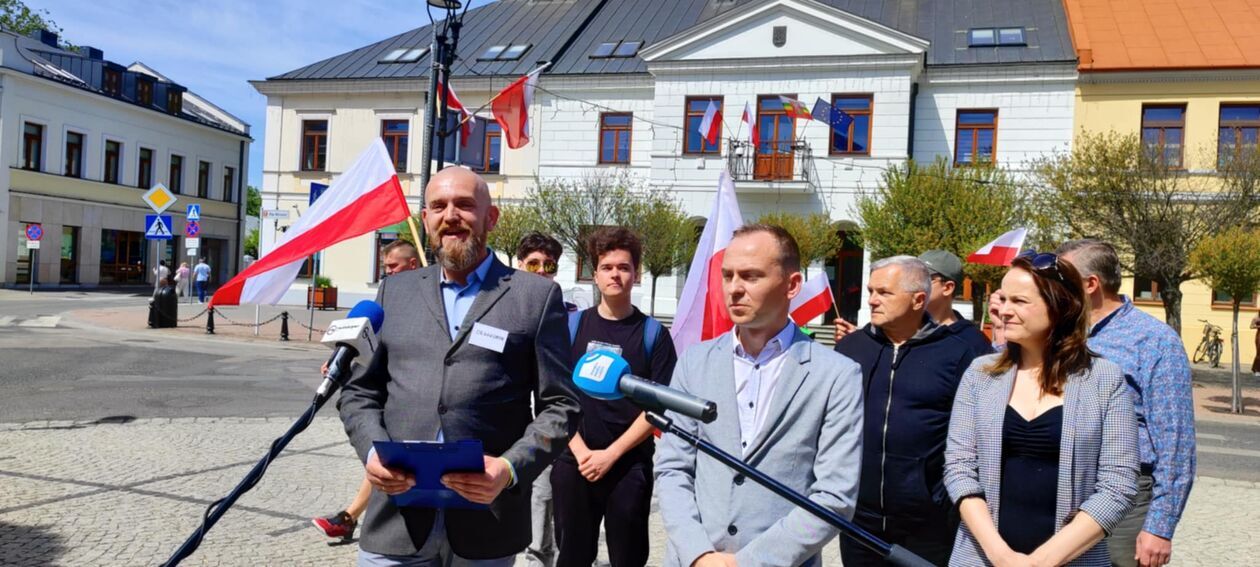  Sprawa flagi Ukrainy na bialskim ratuszu. Konferencja Nowej Nadziei i Jacka Dobrzyńskiego  (zdjęcie 6) - Autor: Ewelina Burda