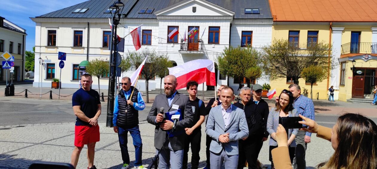  Sprawa flagi Ukrainy na bialskim ratuszu. Konferencja Nowej Nadziei i Jacka Dobrzyńskiego  (zdjęcie 2) - Autor: Ewelina Burda