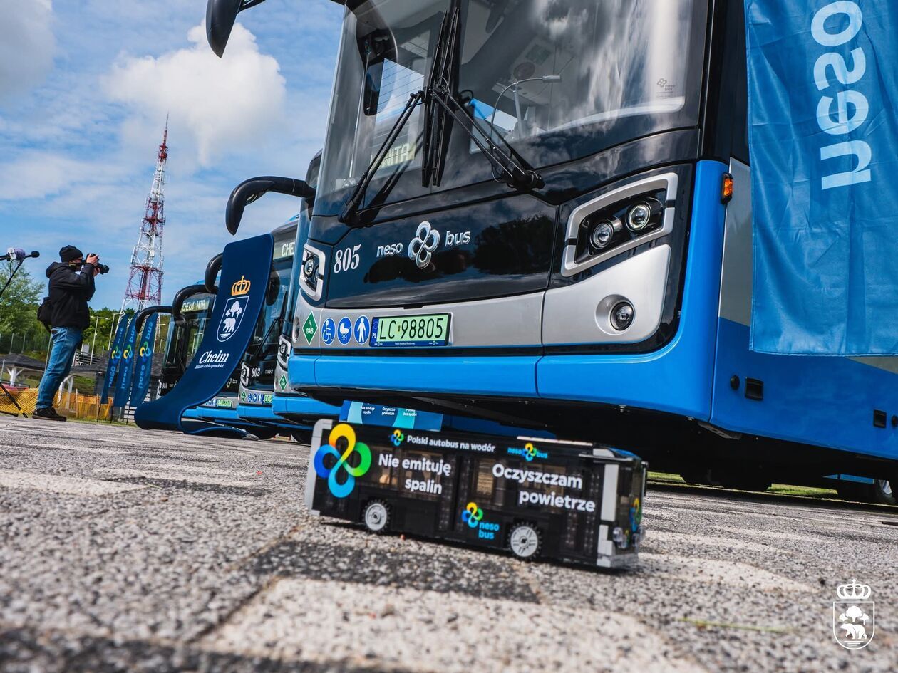 W Chełmie odbyła się oficjalna prezentacja pierwszych miejskich autobusów napędzanych wodorem  - Autor: UM Chełm 