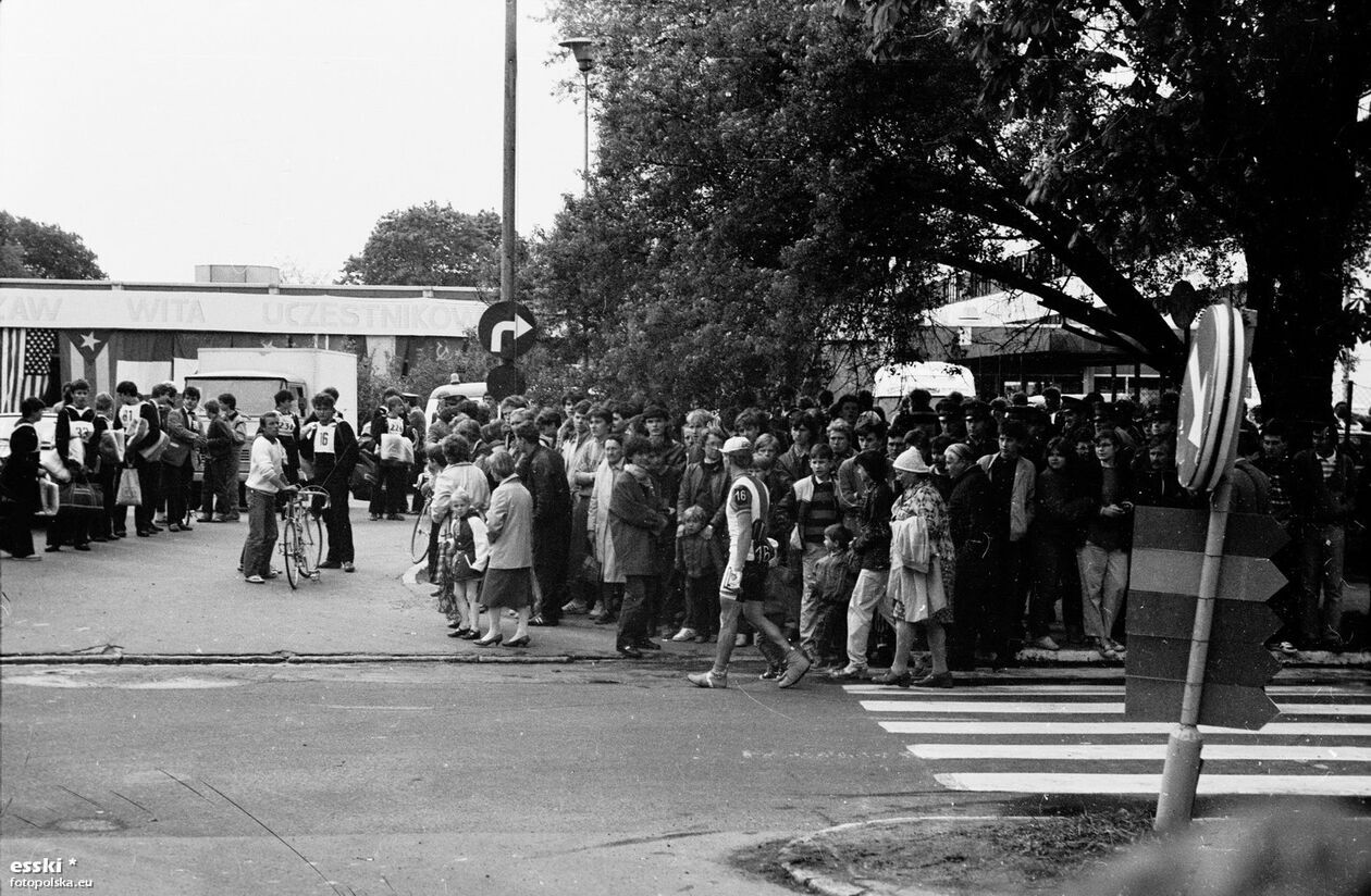  <p>Publiczność podczas jednego z etap&oacute;w wyścigu - 1987 r.</p>