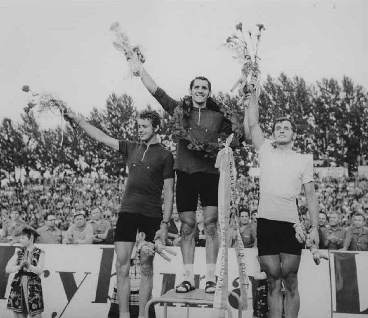 <p>Fotografia przedstawia dekorację zwycięzc&oacute;w na stadionie Lublinianki po XIII etapie Wyścigu Pokoju w 1972 roku. W centralnym miejscu stoi triumfator etapu, Ryszard Szurkowski.</p>