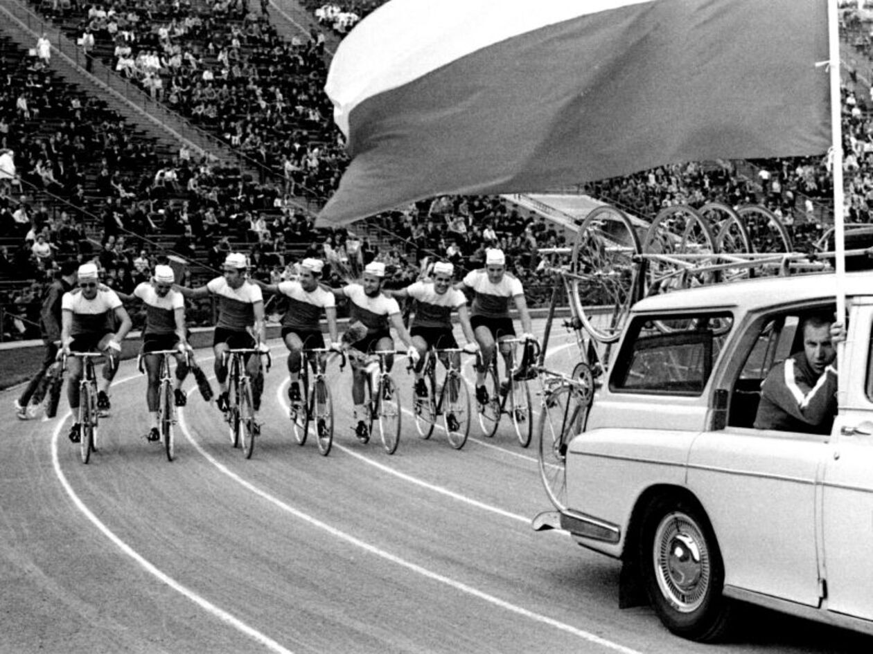  <p>1969r. Kolarski Wyścig Pokoju. Defiluje drużyna polska. Fot.Jan Rozmarynowski-naszosie.</p>