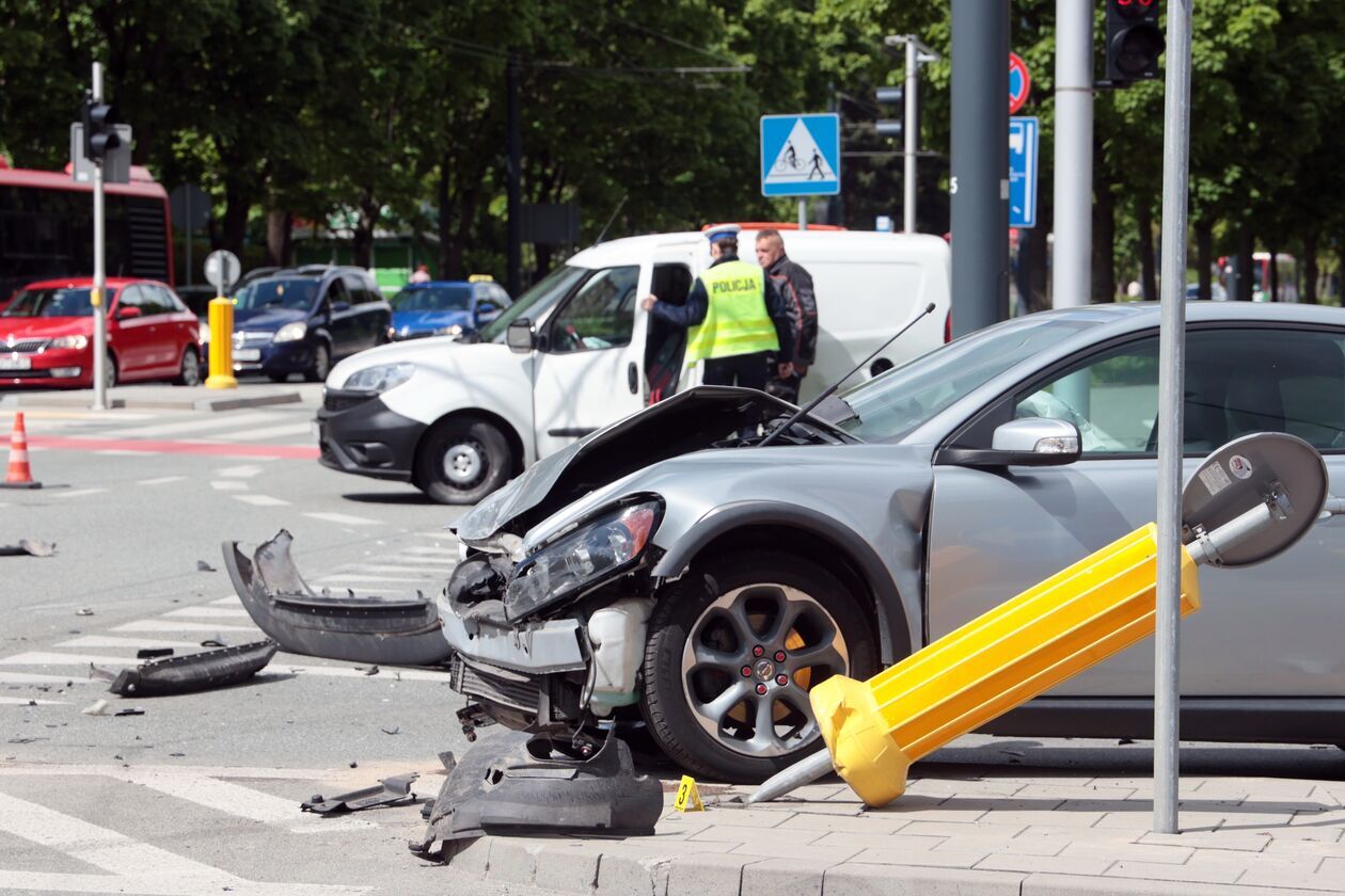 Zderzenie trzech samochodów w centrum Lublina. Jeden wjechał na czerwonym